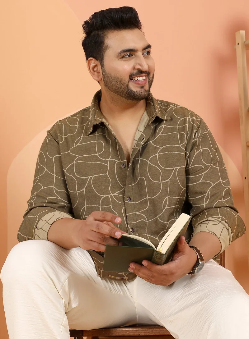 انستافاب بلس قميص رجالي مقاس بلس بلون بني فول سوداني بنقوش مجردة بياقة عريضة وأكمام طويلة بأزرار للملابس الكاجوال