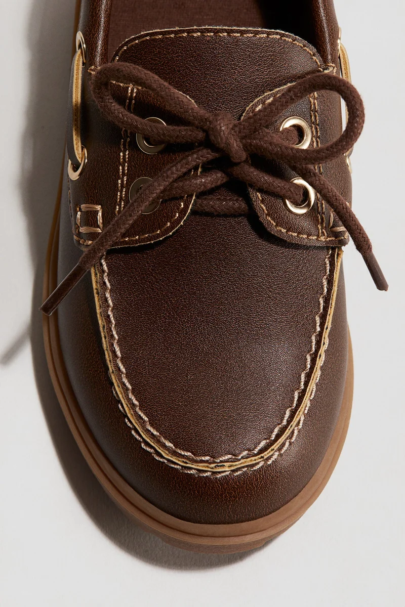 اتش اند ام حذاء بنعل سميك منقوش