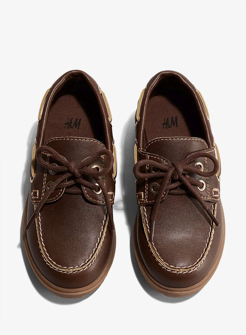 اتش اند ام حذاء بنعل سميك منقوش