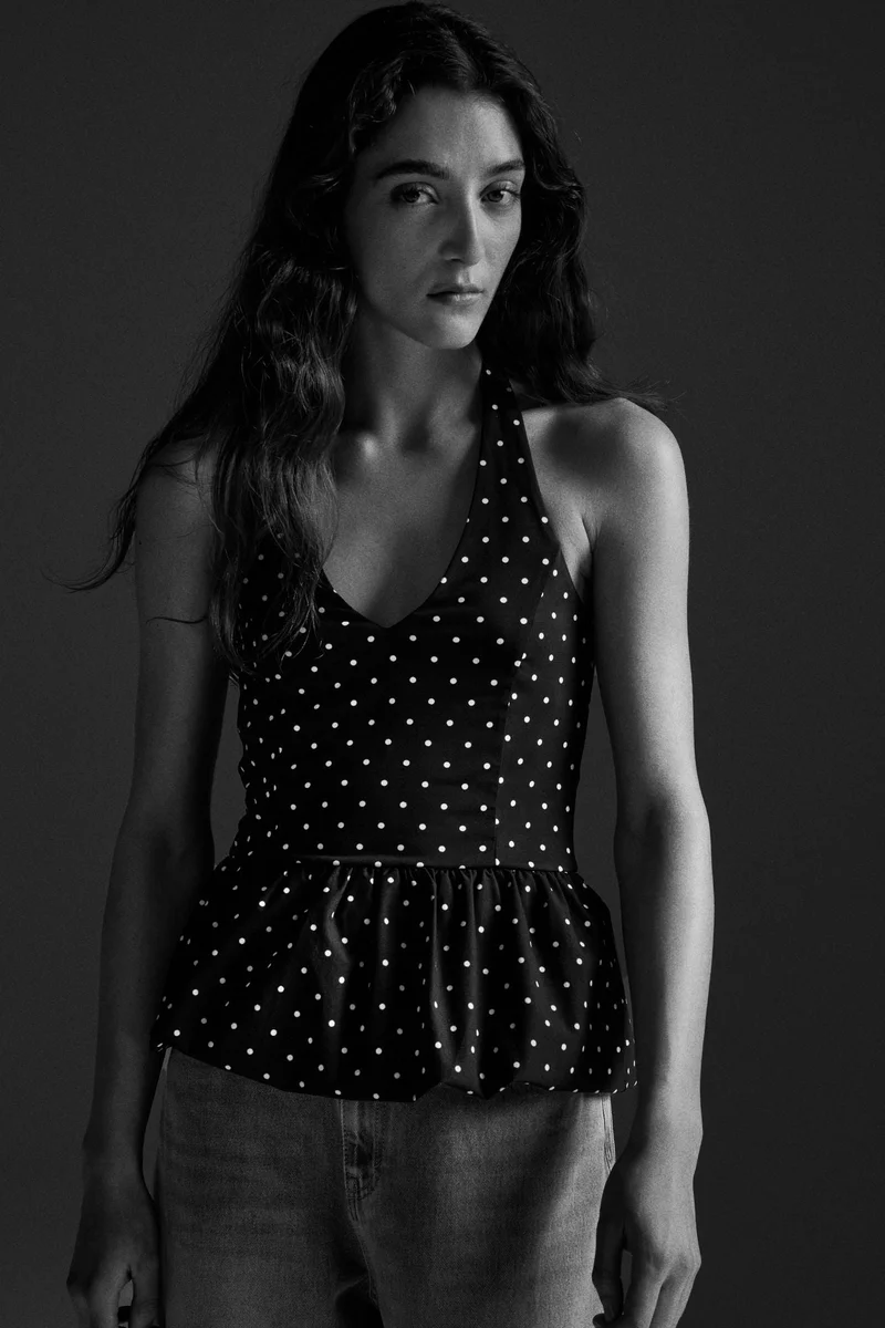 اتش اند ام بلوزة بتصميم حافة مموجة وملفوف حول الرقبة