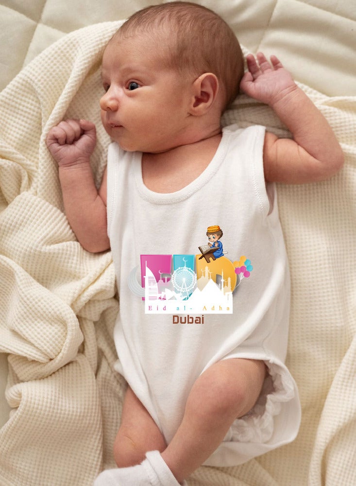 برينت شوب فور مي زي مطبوع My First Eid Dubai - رومبير للأطفال حديثي الولادة - رومبير قطن بدون أكمام للأطفال الأولاد - احتفل بالعيد الأول للطفل بأناقة - هدية للآباء الجدد - Image 4