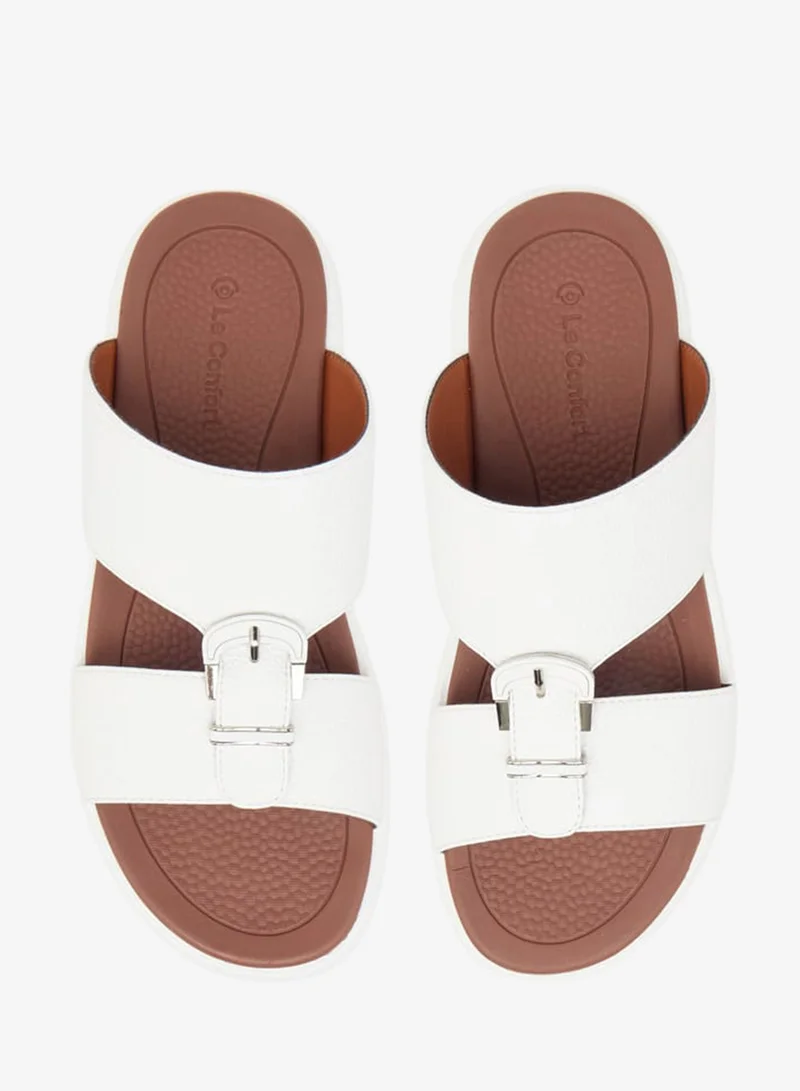 لو كونفورت صنادل رجالية بنعل سهل الارتداء بتفاصيل إبزيم