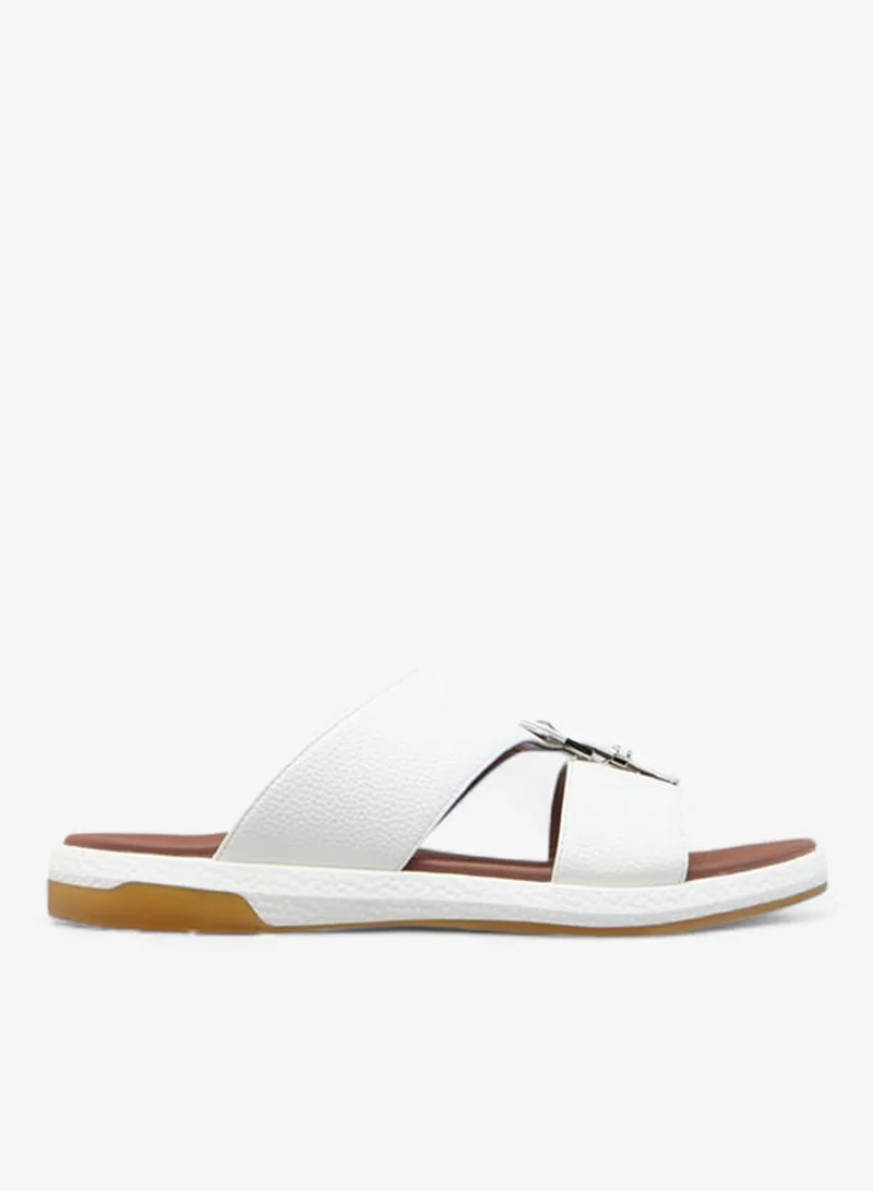 لو كونفورت صنادل رجالية بنعل سهل الارتداء بتفاصيل إبزيم