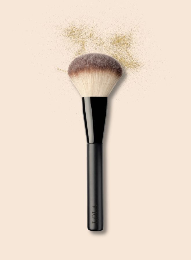لولا میک آب بای برسه فرشاة بودرة – فرشاة مكياج كبيرة وناعمة – شعيرات صناعية نباتية فاخرة لتوزيع سهل ومتساوي للبرونزر وبودرة التثبيت - Image 4