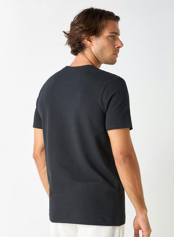 ايكونيك تيشيرت بياقة ضيّقة وأكمام قصيرة وطبعات تايبوجرافيك من آيكونيك - Image 3