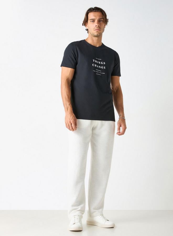 ايكونيك تيشيرت بياقة ضيّقة وأكمام قصيرة وطبعات تايبوجرافيك من آيكونيك - Image 2