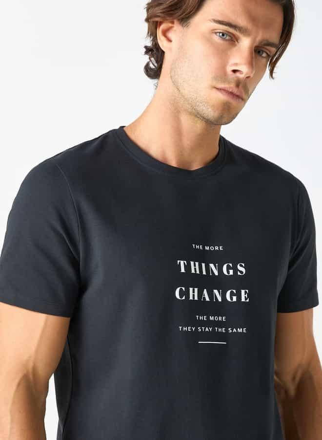 ايكونيك تيشيرت بياقة ضيّقة وأكمام قصيرة وطبعات تايبوجرافيك من آيكونيك - Image 4