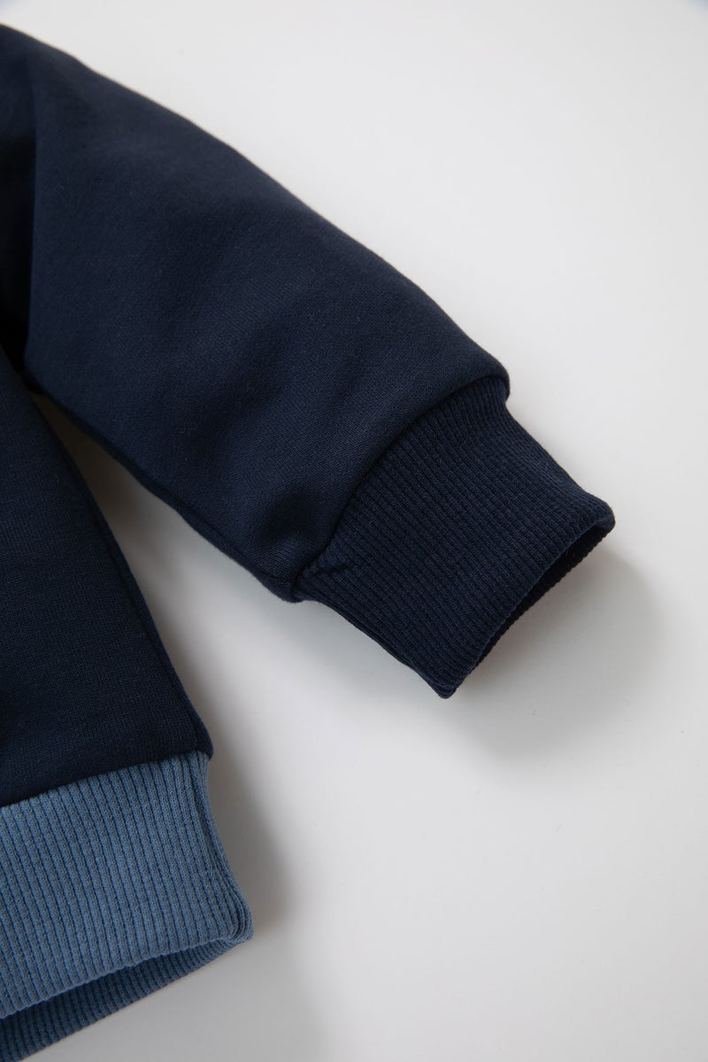 ديفاكتو طقم بيبي اولادي بطبعة شعار خفيف قصة عادية - قطعتين - Image 4