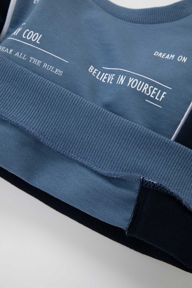 ديفاكتو طقم بيبي اولادي بطبعة شعار خفيف قصة عادية - قطعتين - Image 5