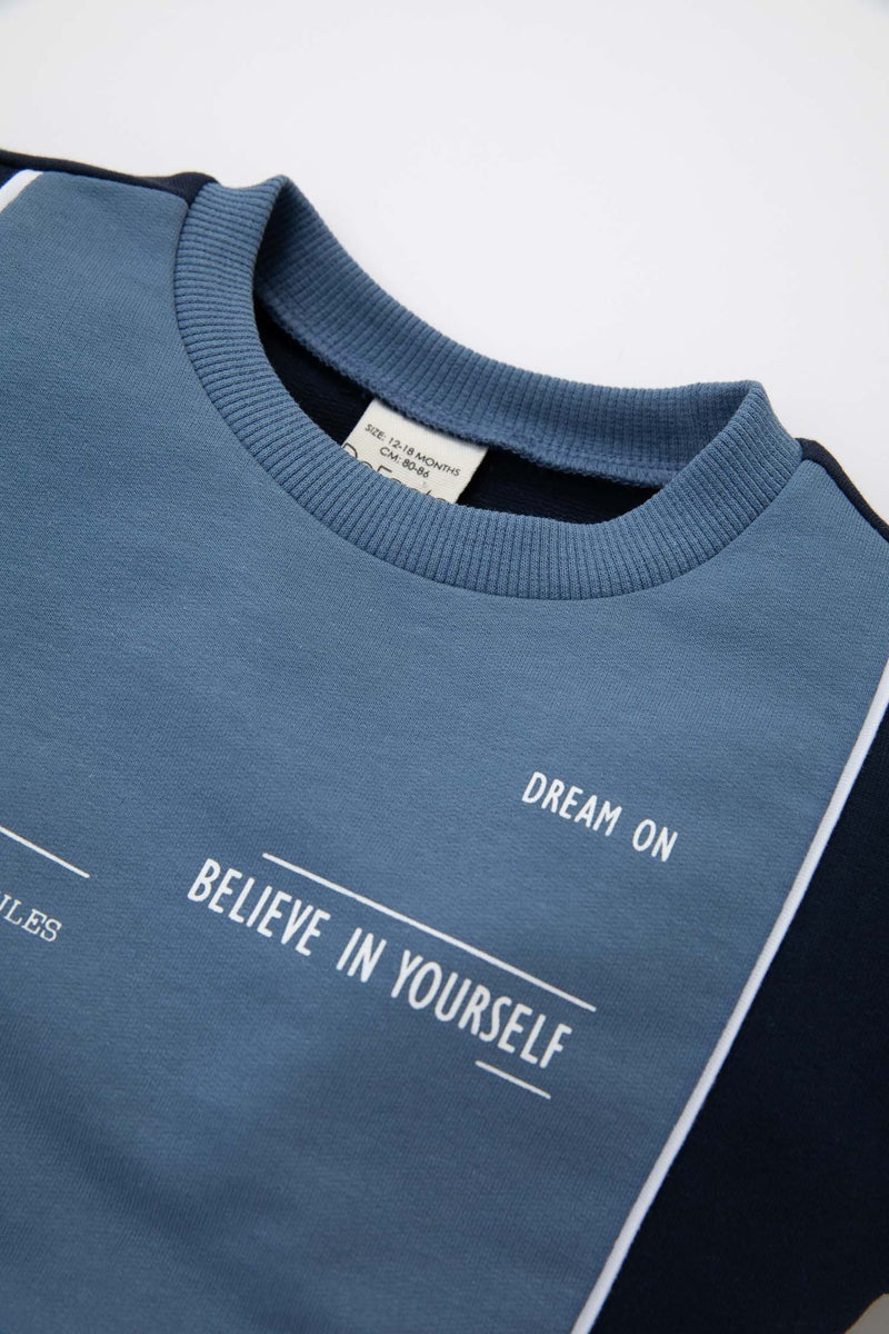 ديفاكتو طقم بيبي اولادي بطبعة شعار خفيف قصة عادية - قطعتين - Image 3