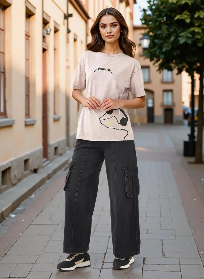 اس بي كاركترز تيشيرت ميتاليكا طويل بياقة دائرية وأكمام قصيرة