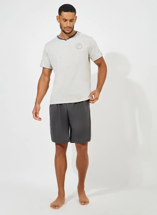 ستايلي V Neck Minimal Print T-Shirt & Cut-Sew Detail Shorts Set