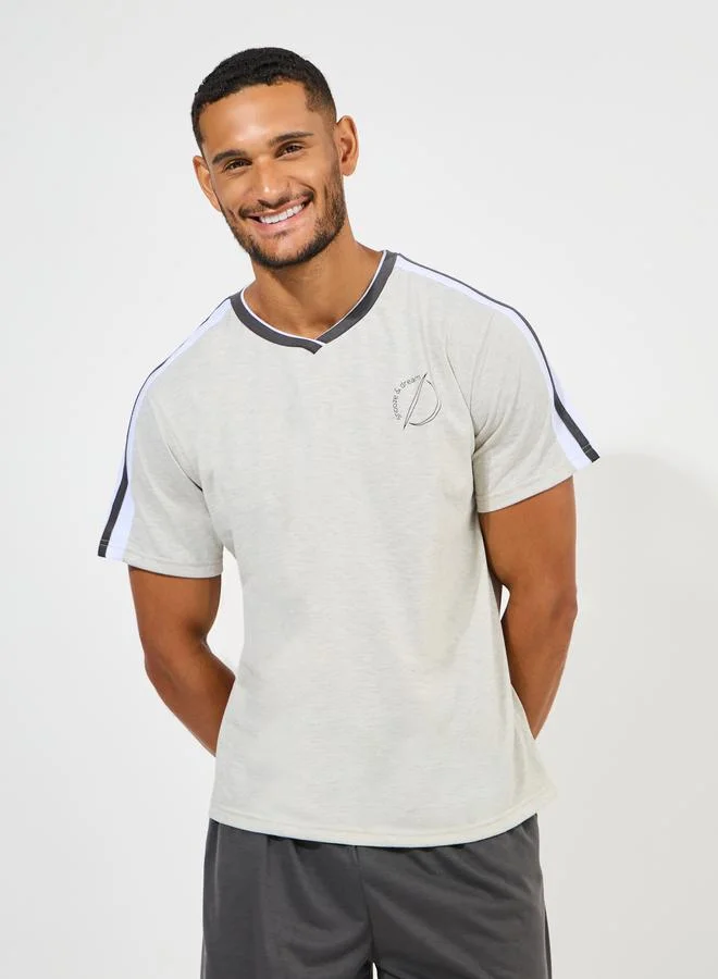 ستايلي V Neck Minimal Print T-Shirt & Cut-Sew Detail Shorts Set