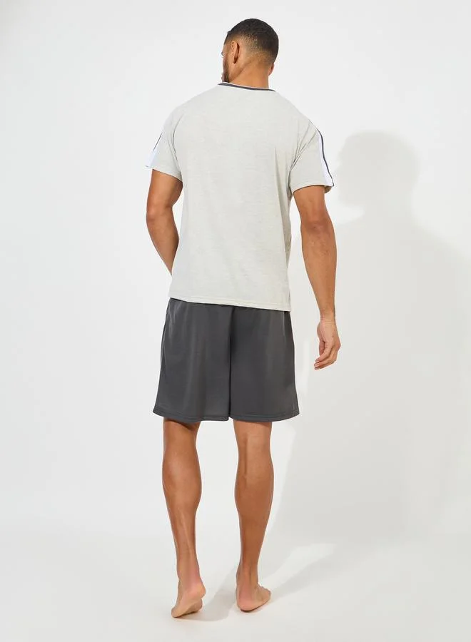 ستايلي V Neck Minimal Print T-Shirt & Cut-Sew Detail Shorts Set