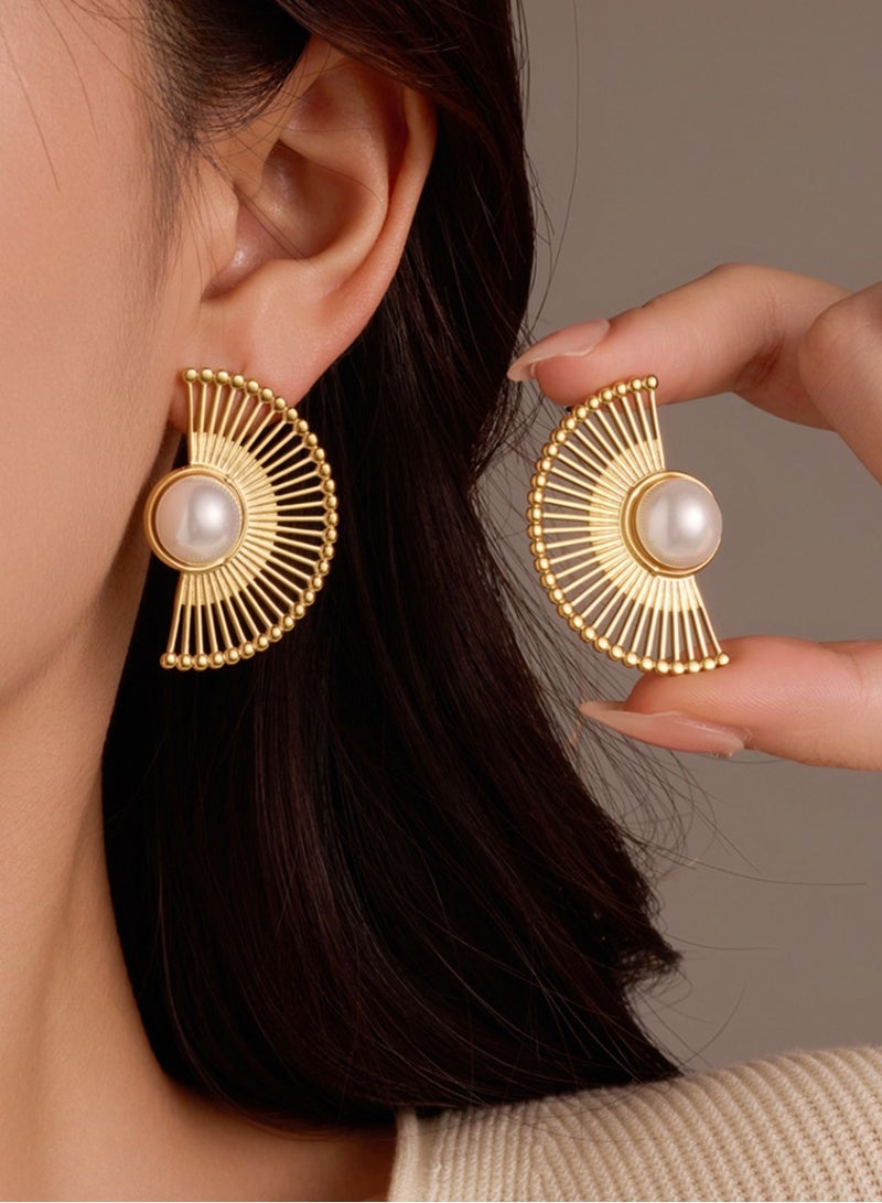 أقراط مرصعة من الفولاذ المقاوم للصدأ مع لآلئ على شكل مروحة لإطلالة أنيقة وراقية - Image 2