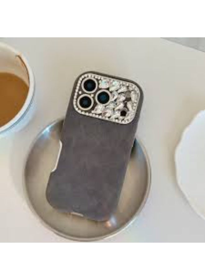 جراب هاتف ذكي ، يتميز بتصميم فريد مزين بقطع كريستالية حول منطقة الكاميرا ونسيج يشبه الشمواه على الظهر متوافق مع ايفون 16 بروماكس