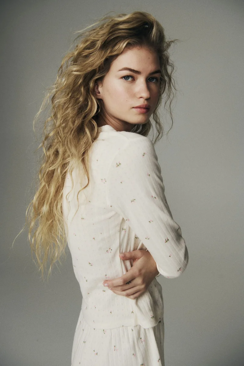 اتش اند ام بيجاما من الجيرسيه بتصميم مثقّب