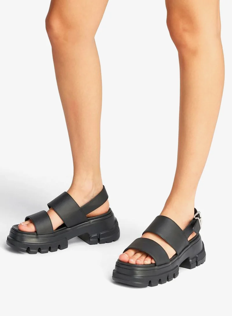 تومي جينز صنادل بكعب منخفض متعدد الأشرطة