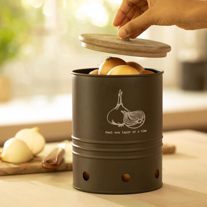 CHARCOAL BROWN ONION STORAGE BIN WITH WOODEN LID METAL VEGETABLE STORAGE CONTAINER WITH WOODEN LID AIRTIGHT KITCHEN ORGANIZER FOR POTATOES ONIONS GARLIC RUSTIC FARMHOUSE PANTRY BIN
