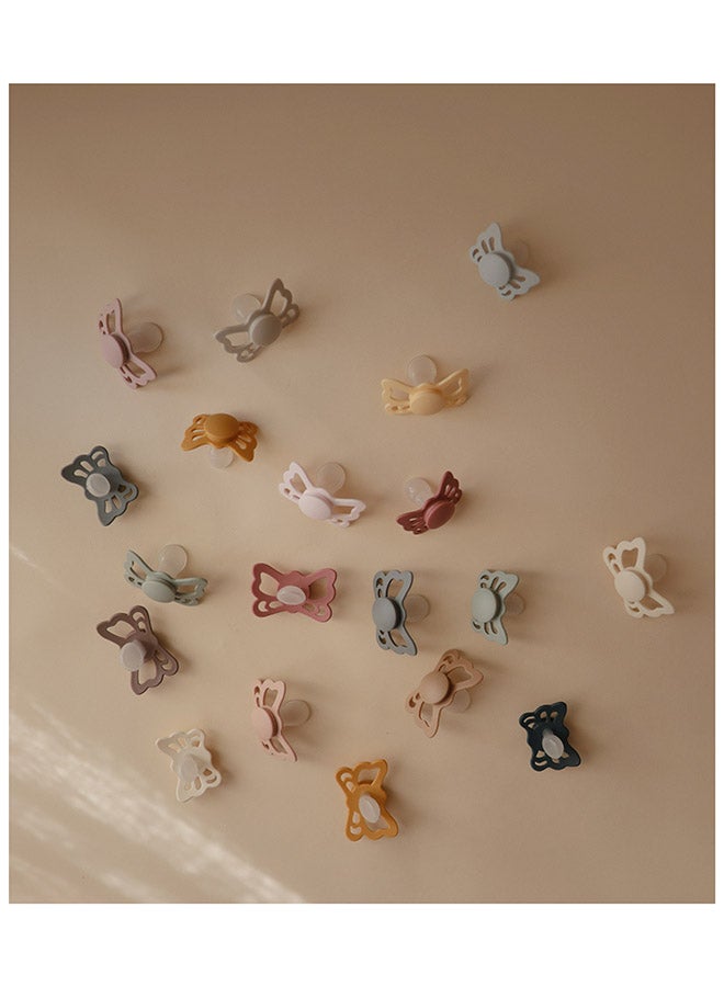 FRIGG لهاية FRIGG بتصميم فراشة من السيليكون للأطفال 6-18 شهر 2-Pack ساتان ناعم/كريم - الحجم 2 - Image 3