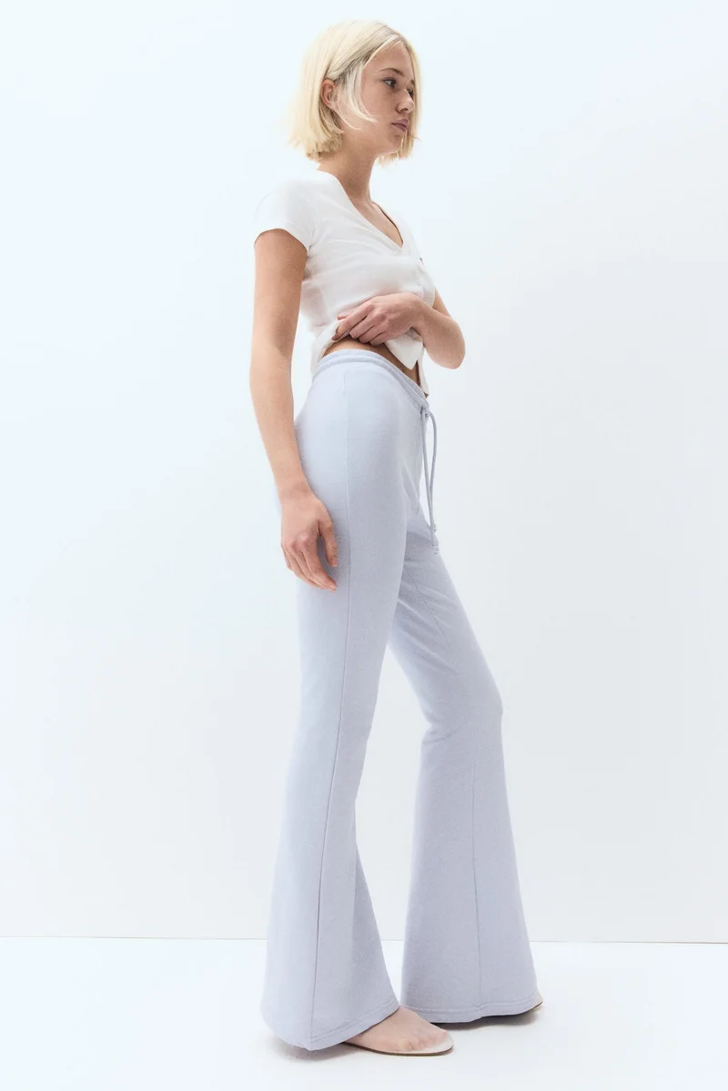 اتش اند ام بنطلون رياضي بحافة واسعة