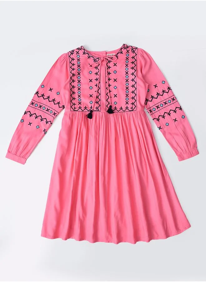 بيلا مودا Bella Moda Embroidered Tie-Up Neck Knee-Length Dress