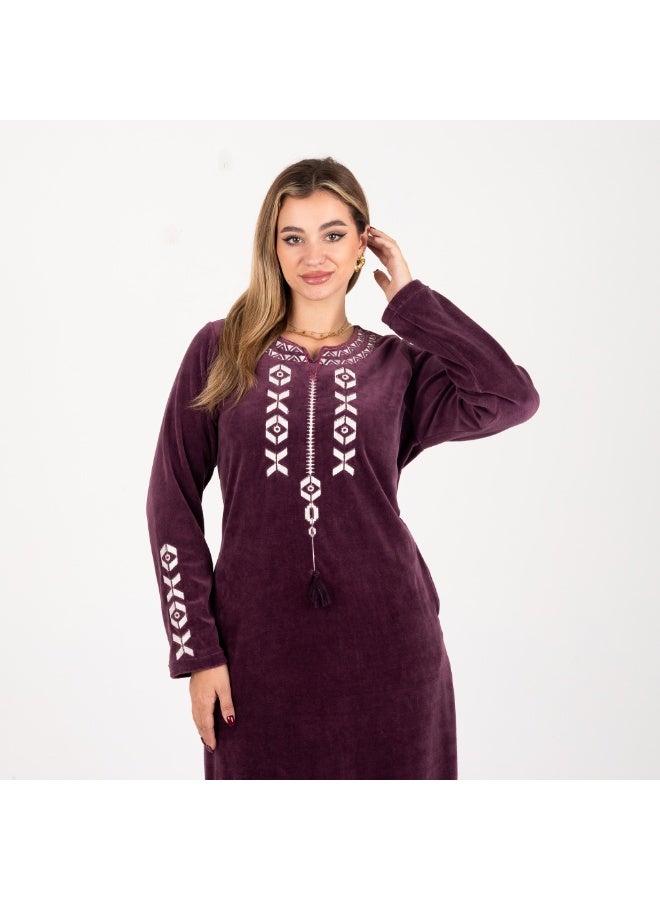 زيكوتكس  عباية قطيفة ناعمة بأكمام مطرزة - تصميم فضفاض مريح للمنزل والاستقبال - عنابي - Image 5