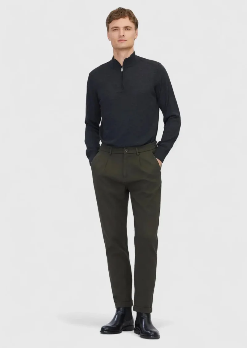 رامسي بنطال رياضي قطني مخلوط بلون الكاكي، بقصة مريحة وعصرية.