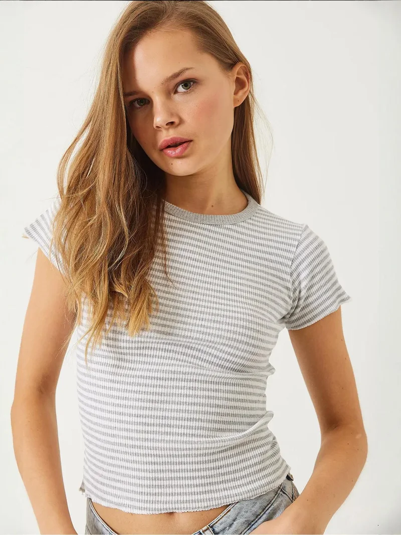 Bianco Lucci LUCCI Striped Ribbed Crop Top with Crew Neck