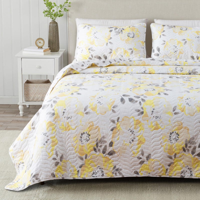 Great Bay Home Floral FullQueen Quilt Set with Shams Yellow Floral Bedding Set AllSeason Lightweight Bedspread Reversible Farmhouse Bedding FullQueen Helene