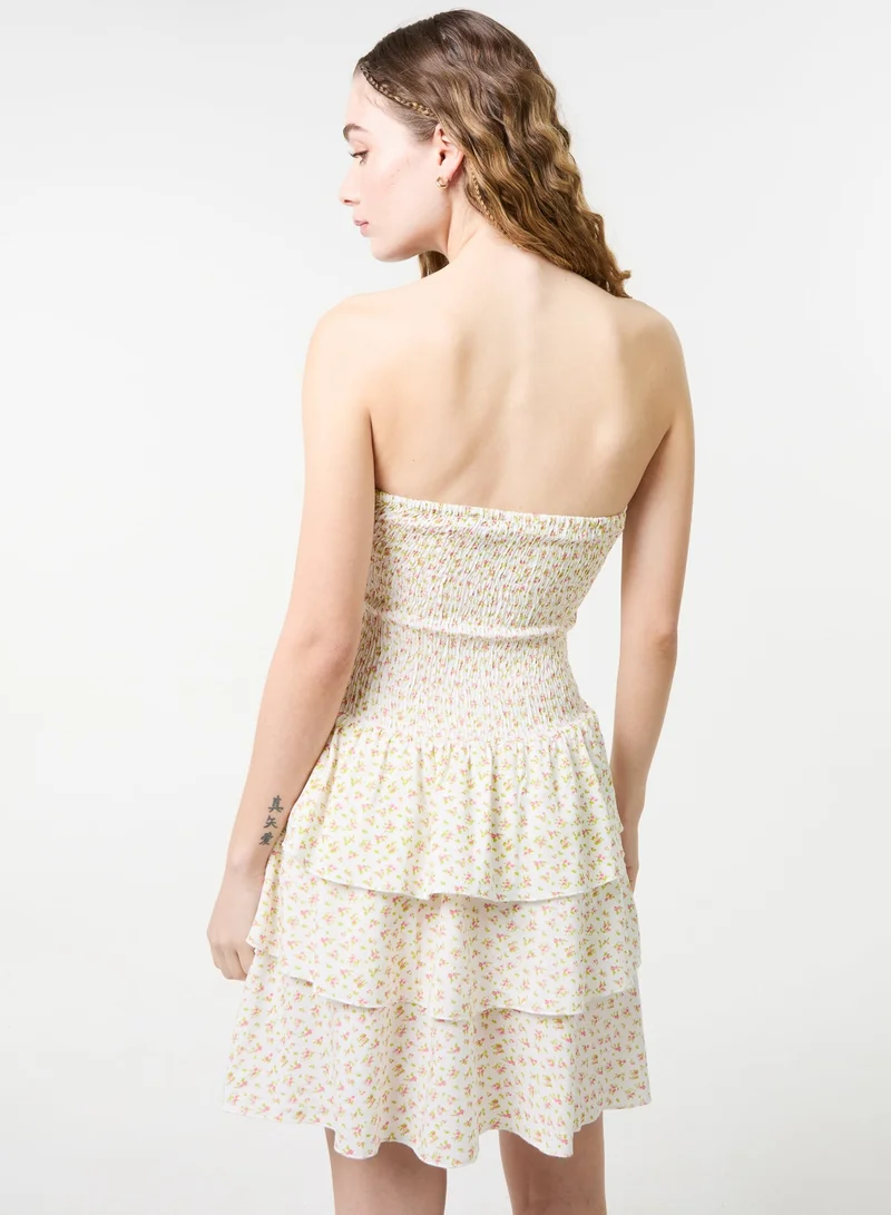 بينك فانيلا فستان قصير بطبعات زهور وتفاصيل مكشكشة