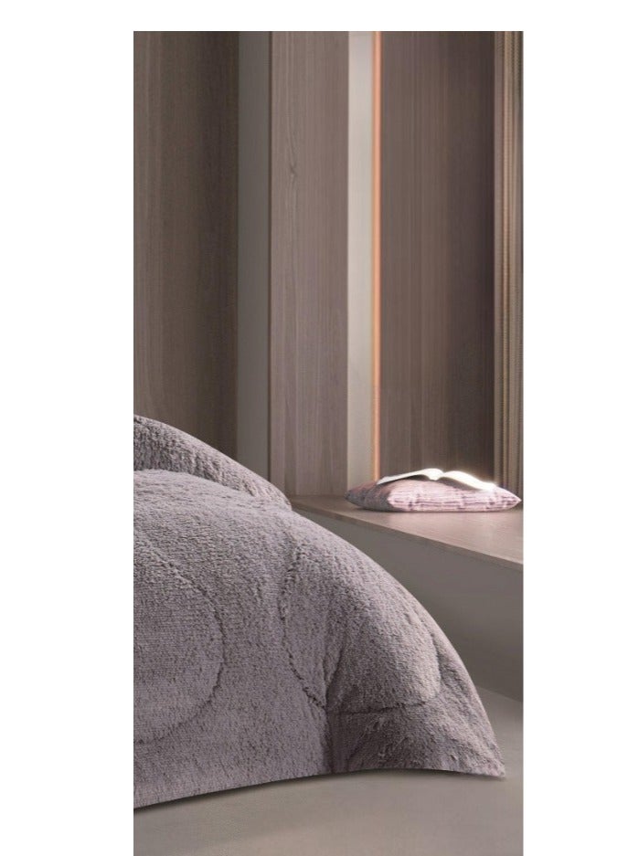 Luxurious faux fur Comforter Set  set to keep you warm on cold nights. Includes: 1 duvet (250x230cm), 1 fitted sheet (200x200cm), 4 pillowcases (75x50cm), and 2 cushions (45x45cm). - Image 4