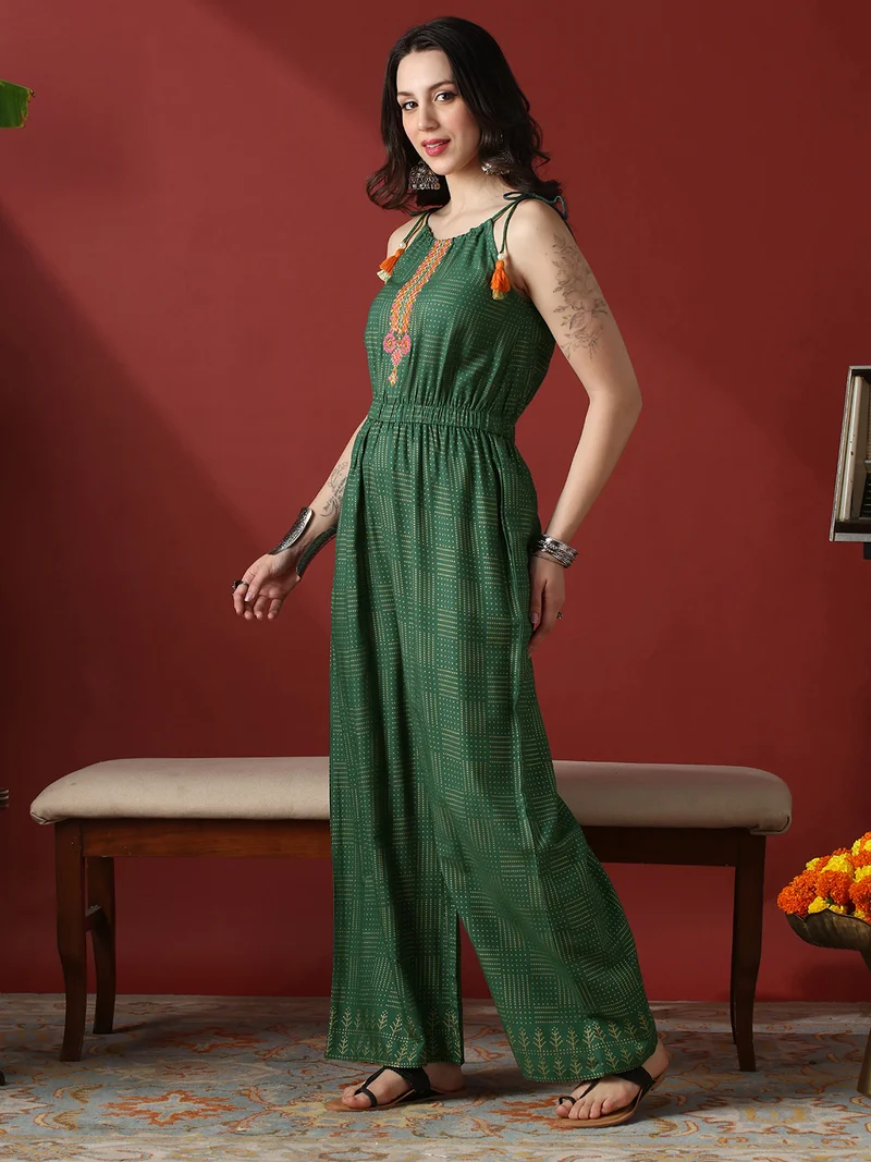 جلو باص جمبسوت نسائي واسع بأربطة متقاطعة مطرز باللون الأخضر بنقوش ذهبية من جلوبس