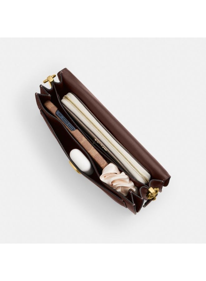 coachoutlet Coach Tabby26 brown is a handbag, women's shoulder bag, crossbody bag, briefcase, clutch, and evening bag, as well as a shopping tote bag. For all occasions including work, travel, parties, and gift-giving. - Image 4