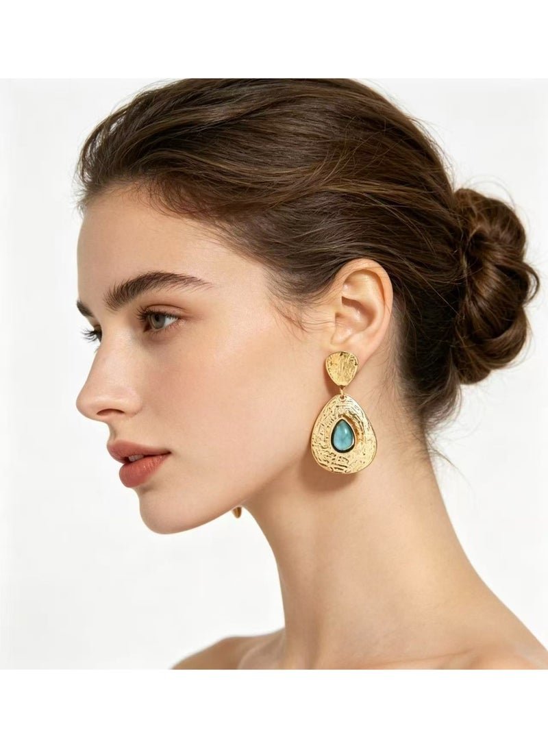 حقل أقراط نسائية مع قلادات ذهبية ذات عروق الفيروز. - Image 1