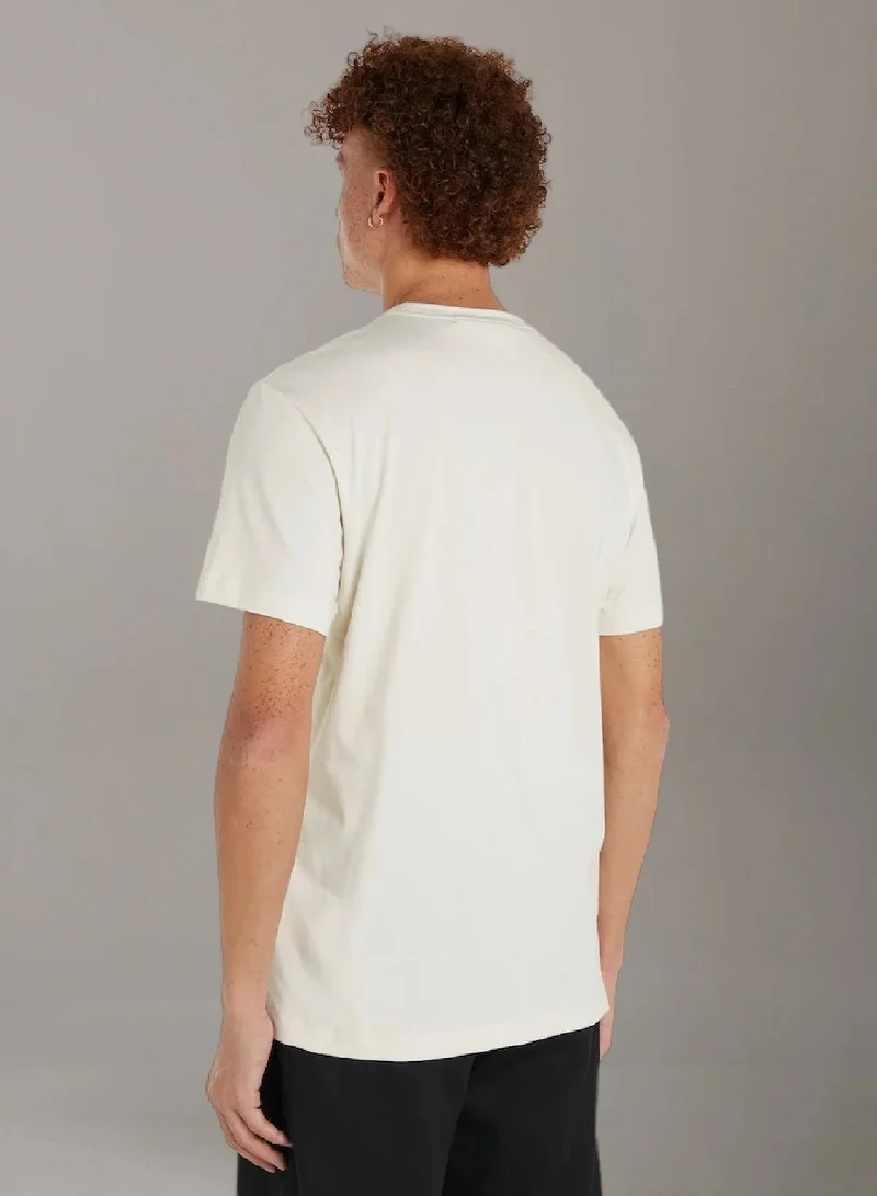 كالفن كلاين جينز تيشرت مزين بحروف كلفن كلاين مطبوعة