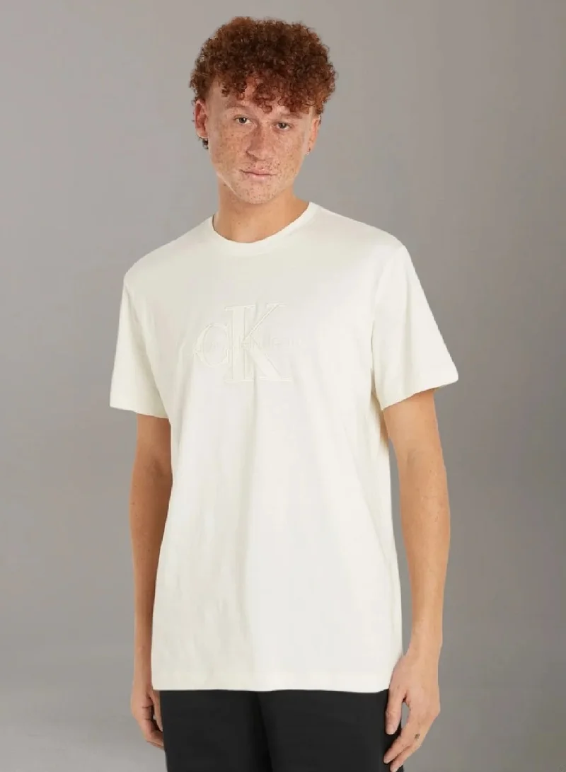 كالفن كلاين جينز تيشرت مزين بحروف كلفن كلاين مطبوعة