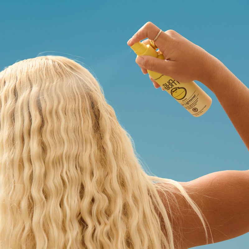 Sun Bum بخاخ تفتيح الشعر من صن بوم - لأنواع الشعر الأشقر إلى البني المتوسط - حماية من الأشعة فوق البنفسجية - غني بالأناناس وليمون ماير - نباتي - 4 أونصات - Image 3