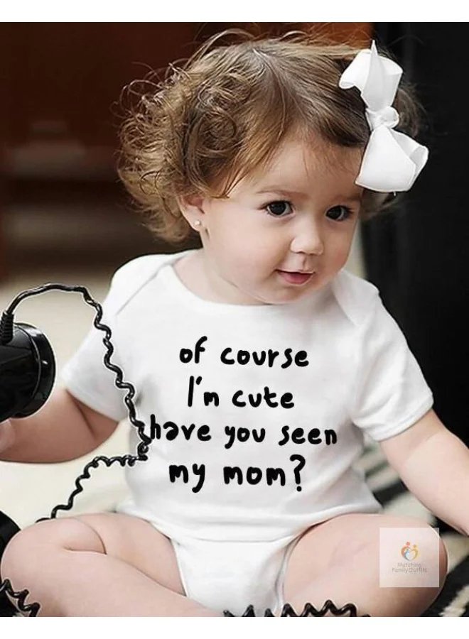 ماتشينج فاميلي اوتفيتس رومبير أطفال - بالطبع أنا لطيف، هل رأيتم أمي؟ بدلة مطبوعة | جمبسوت قطني ناعم ومرح لحديثي الولادة للأولاد والبنات