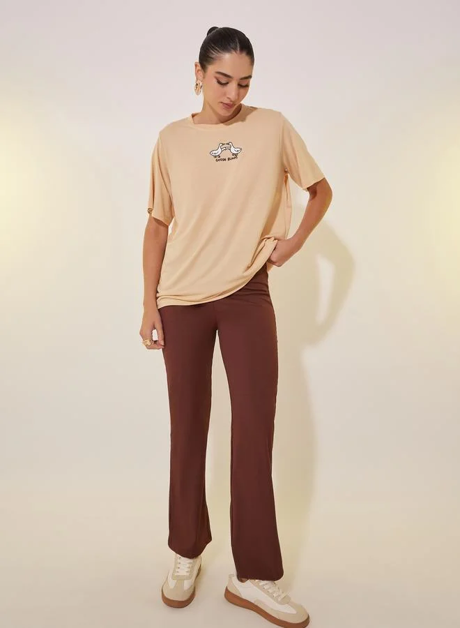 تايك تو تيشيرت بياقة دائرية وطبعة جرافيك مع أكمام قصيرة