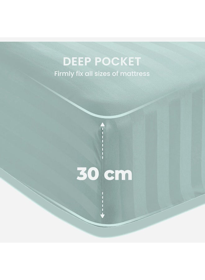 إي وورلد مجموعة فاخرة مكونة من 4 قطع لسرير ملكي باللون أخضر باستيل المخطط تتضمن 1 غطاء لحاف (220x240 سم)، 1 شرشف سرير مطاطي (200x200+30 سم)، و 2 حالة وسادة (48x74+5 سم) لتجربة أناقة فاخرة مستوحاة من الفنادق. - Image 4