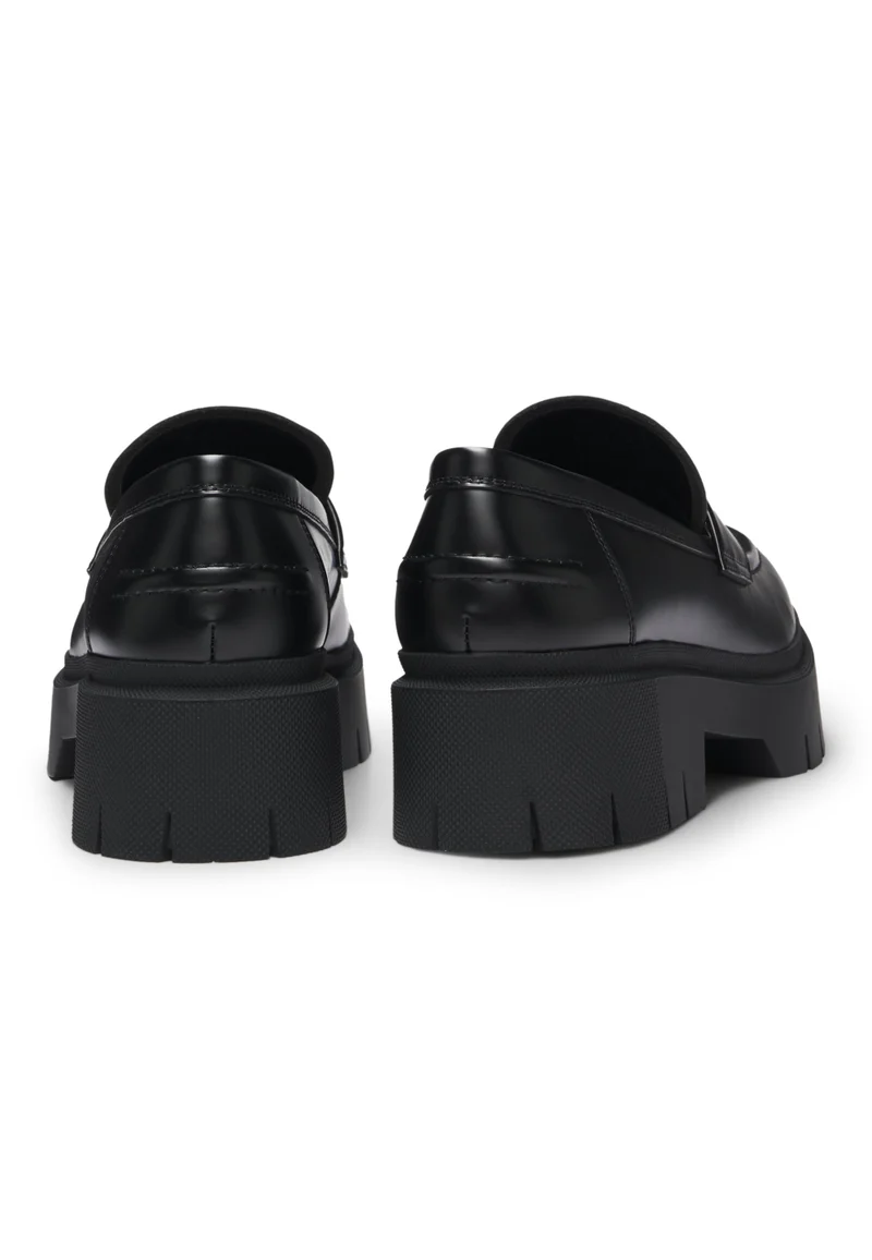 هوجو حذاء لوفرز جلدي صناعي بشعار مكدس