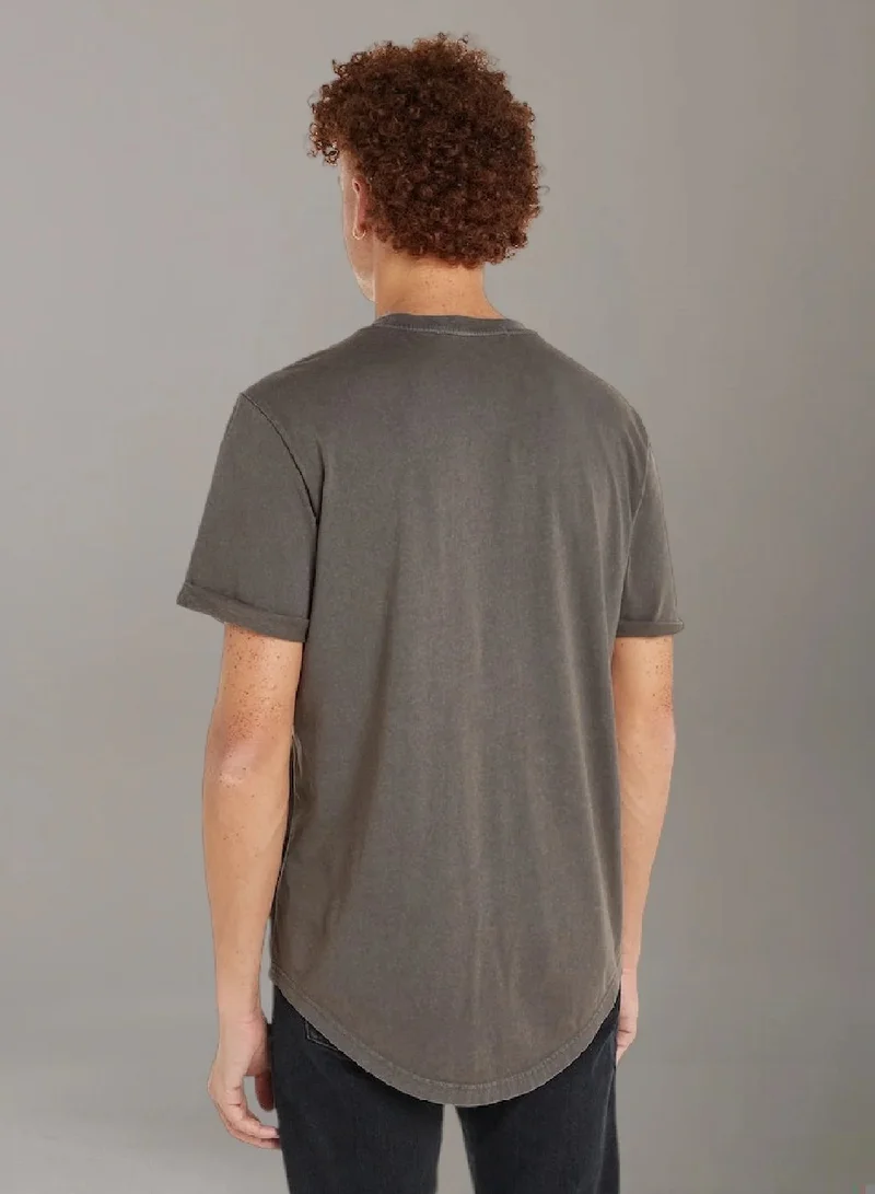 كالفن كلاين جينز تيشرت من القطن مزين بشارة، باهت