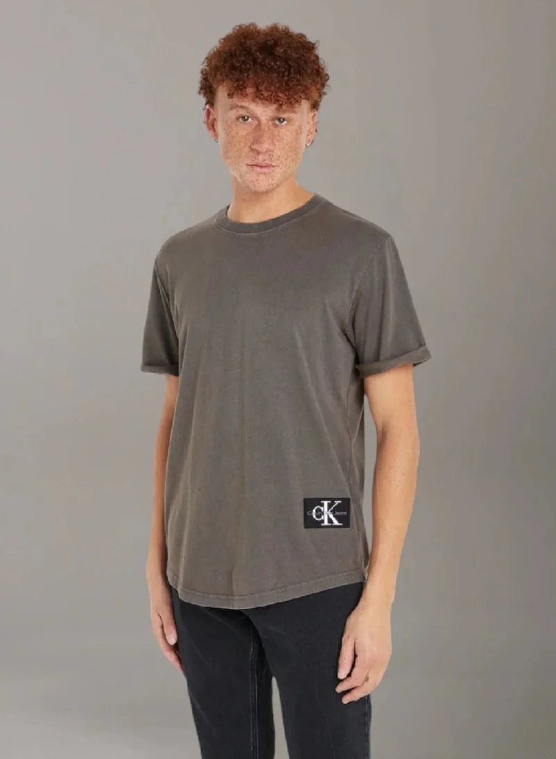 كالفن كلاين جينز تيشرت من القطن مزين بشارة، باهت