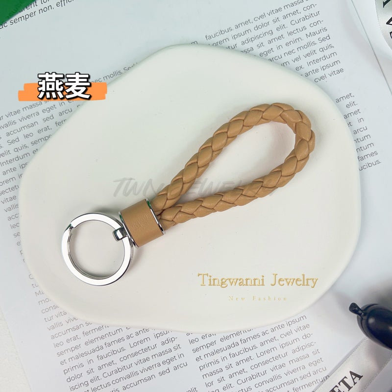 2025 سلسلة مفاتيح عائلية جديدة B حبل جلد الماعز مضفر لحامل المفاتيح للرجال والنساء الأزواج مشبك أوتس-فضي - Image 1