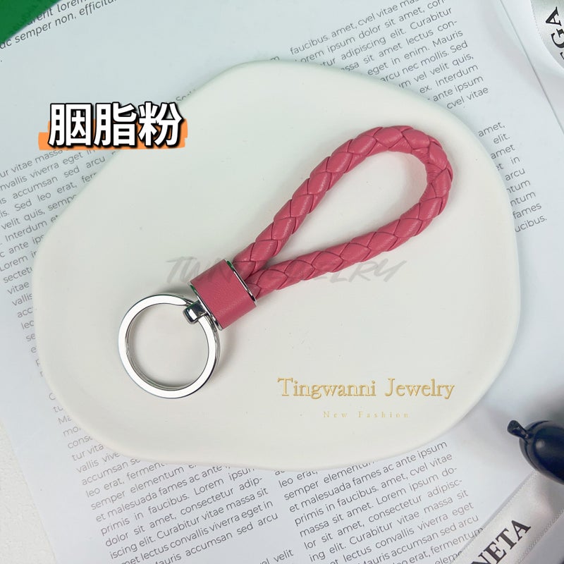 2025 سلسلة مفاتيح عائلية جديدة B حبل جلد الماعز مضفر لحامل المفاتيح للرجال والنساء الأزواج مشبك أوتس-فضي - Image 3