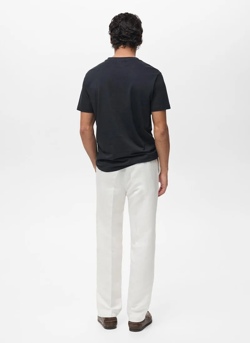 مانجو مان تي شيرت بياقة على شكل حرف