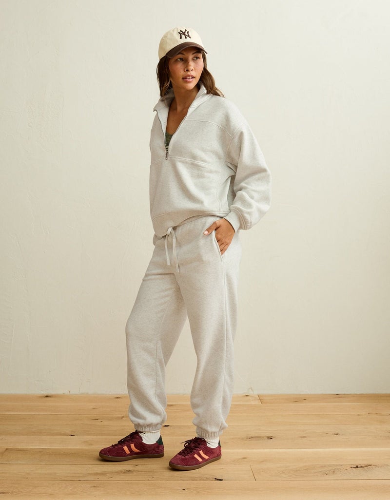 American Eagle AE Everyday Luxe Low-Rise Baggy Jogger - Image 4