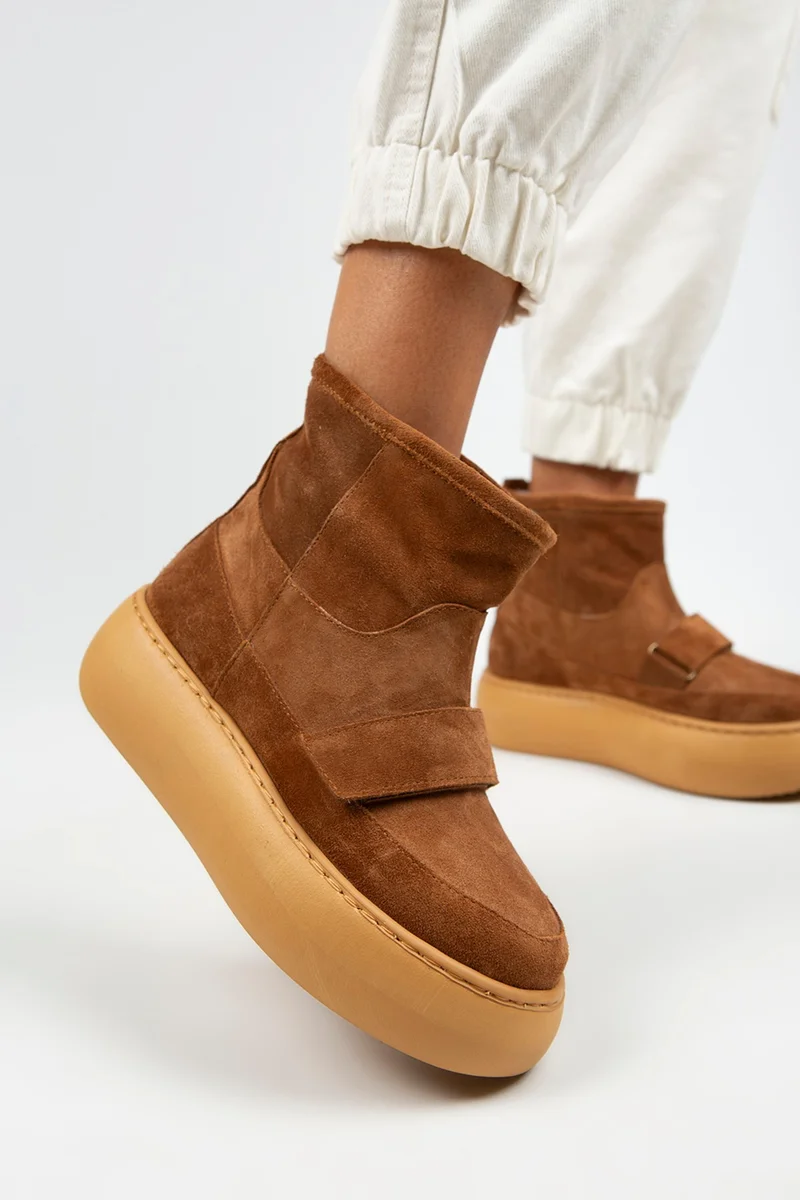 مانجيرو حذاء مانييرو إمبر النسائي من الجلد الطبيعي مع إغلاق فيلكرو وبطانة من الفرو باللون البني الفاتح