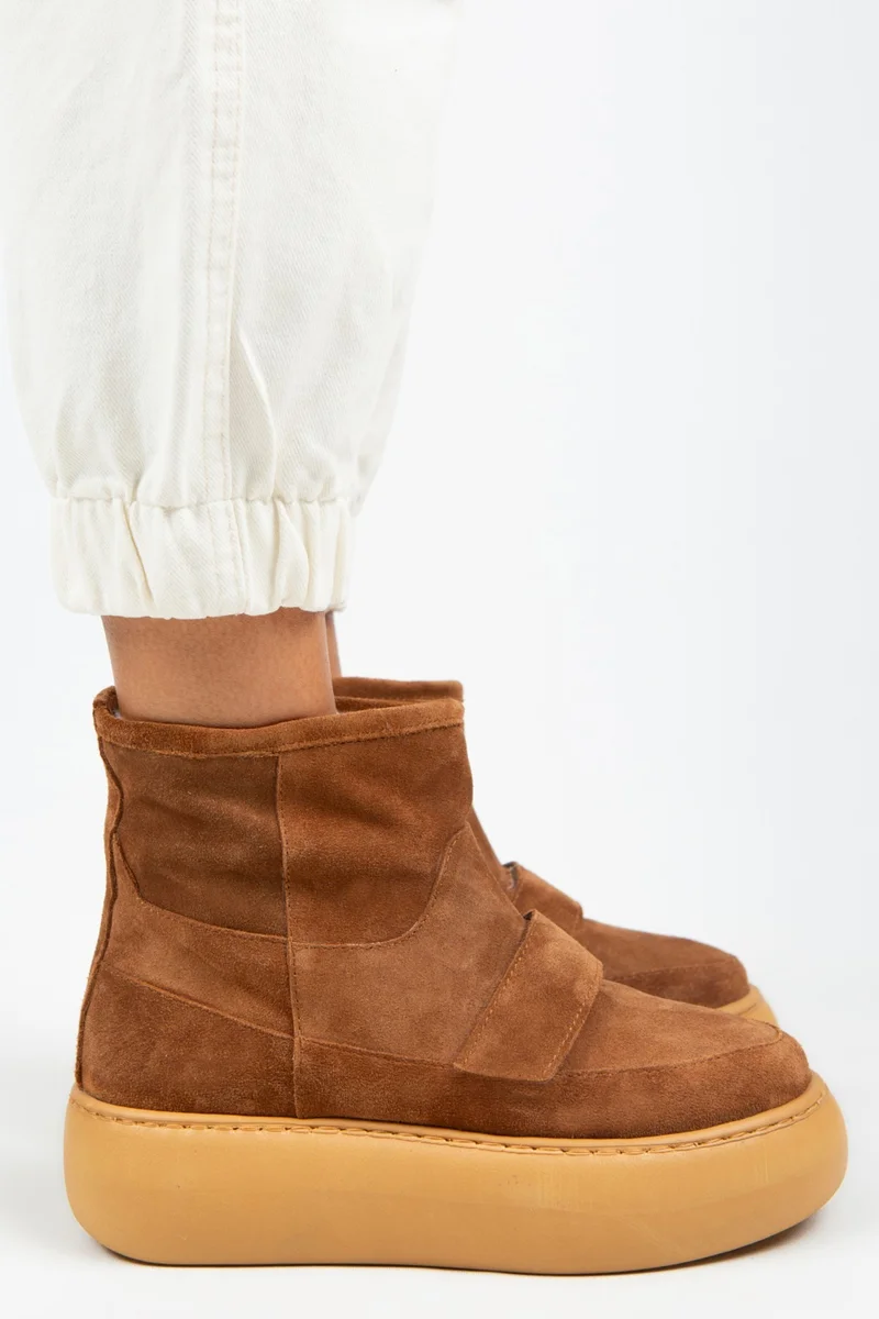 مانجيرو حذاء مانييرو إمبر النسائي من الجلد الطبيعي مع إغلاق فيلكرو وبطانة من الفرو باللون البني الفاتح